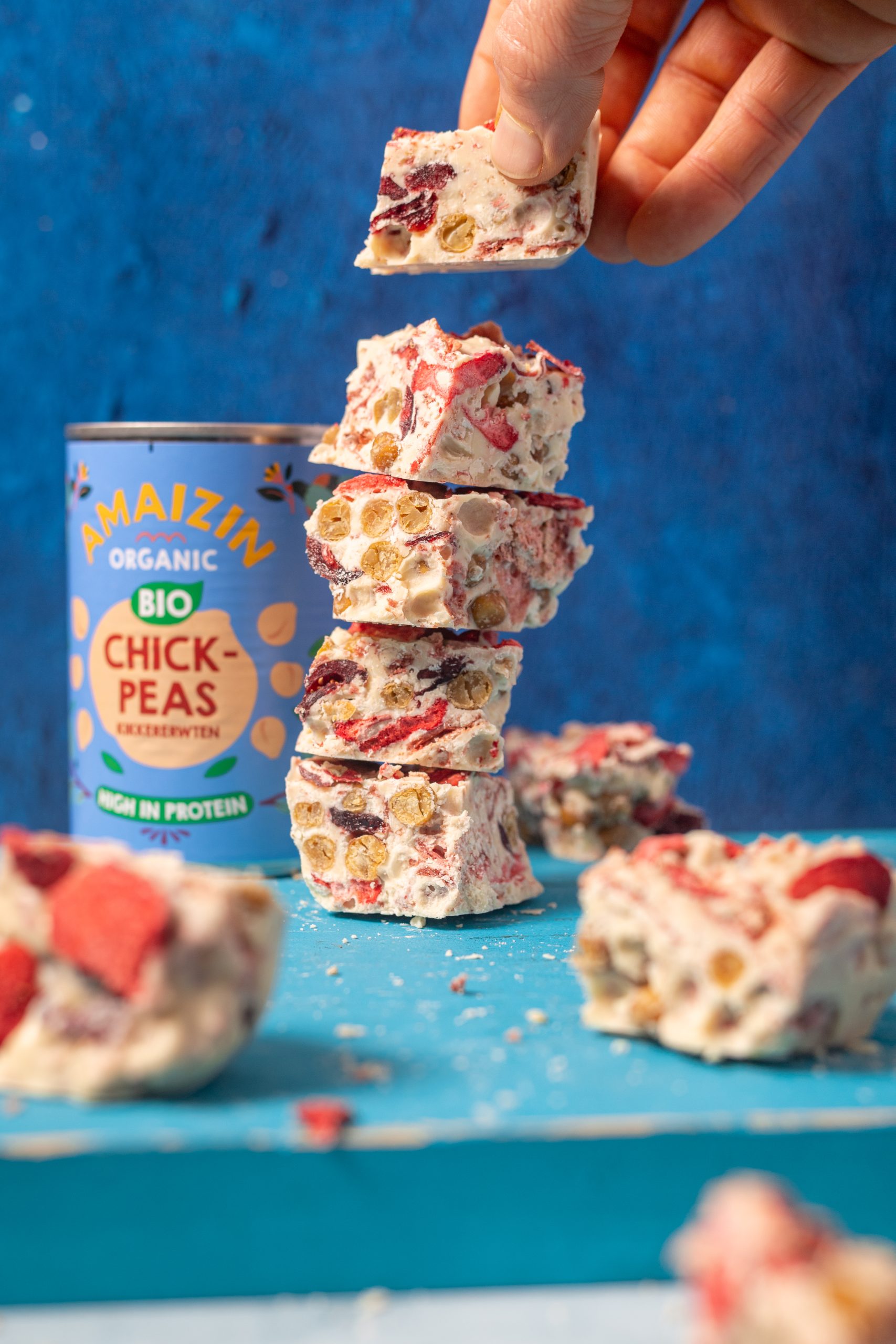 Witte rocky road met aardbeienmeringue (portrait 1)